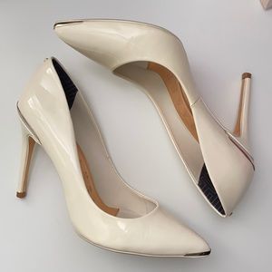 TED BAKER LONDON White Patent Izibelc Pointed Toe Pump heel w gold hardware trim